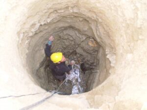 2009-03-03-Digging-Well-Perforating-3-2009_595-300x225